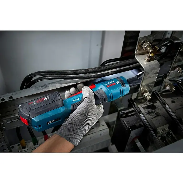 Bosch Professional AMPShare 18V Akku-Ratschenschrauber - 18 V, Ohne Akku, ⅜″ Vierkant - Nahaufnahme eines Bosch Akku-Rohrpresswerkzeugs GCM 18V-60 Professional in Aktion, das Vielseitigkeit und Effizienz für Profis bietet.