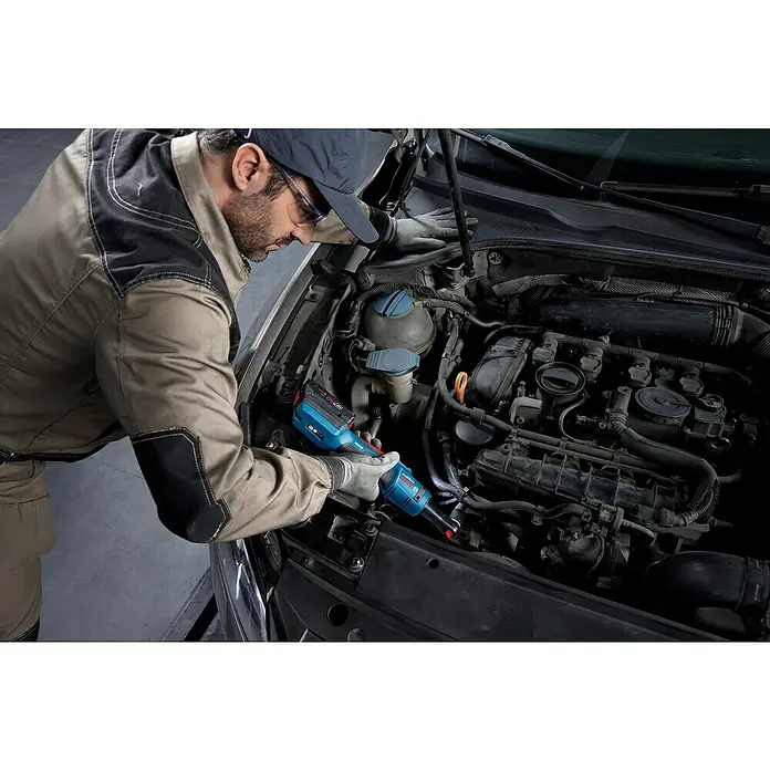 Bosch Professional AMPShare 18V Akku-Ratschenschrauber - 18 V, Ohne Akku, ⅜″ Vierkant - Ein Mechaniker benutzt einen Bosch Akkuschrauber, um an einem Automotor zu arbeiten. Präzision und Leistung vereint in einem Werkzeug für Profis.
