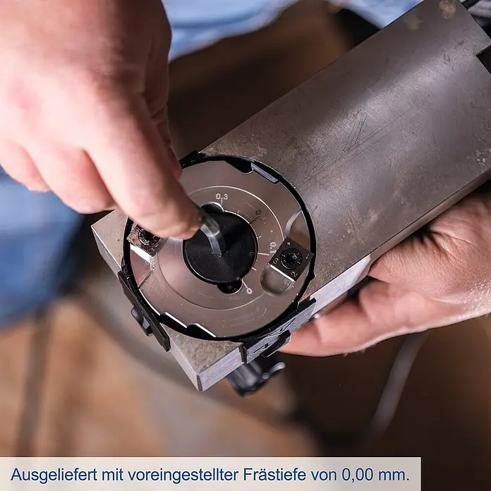 Scheppach Elektro-Exzenterschleifer LFR720 - 720 W - Nahaufnahme einer Fräsmaschine mit verstellbarer Frästiefe. Die Werkzeugeinstellung ermöglicht präzises Arbeiten.