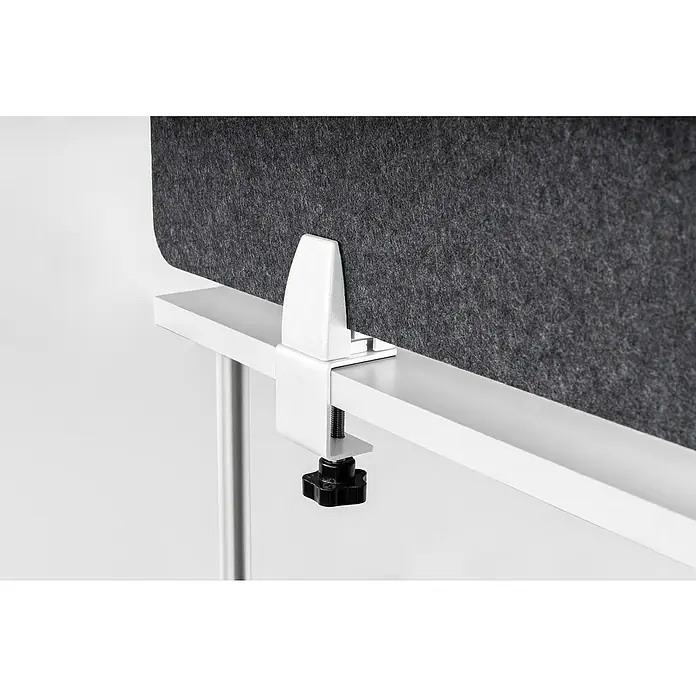 Tischklemme für Akustikpaneele - Weiß - Nahaufnahme einer Schreibtisch-Trennwand mit einer weißen Klemme an einem Schreibtisch befestigt, ideal für Büros zur Geräuschreduzierung.