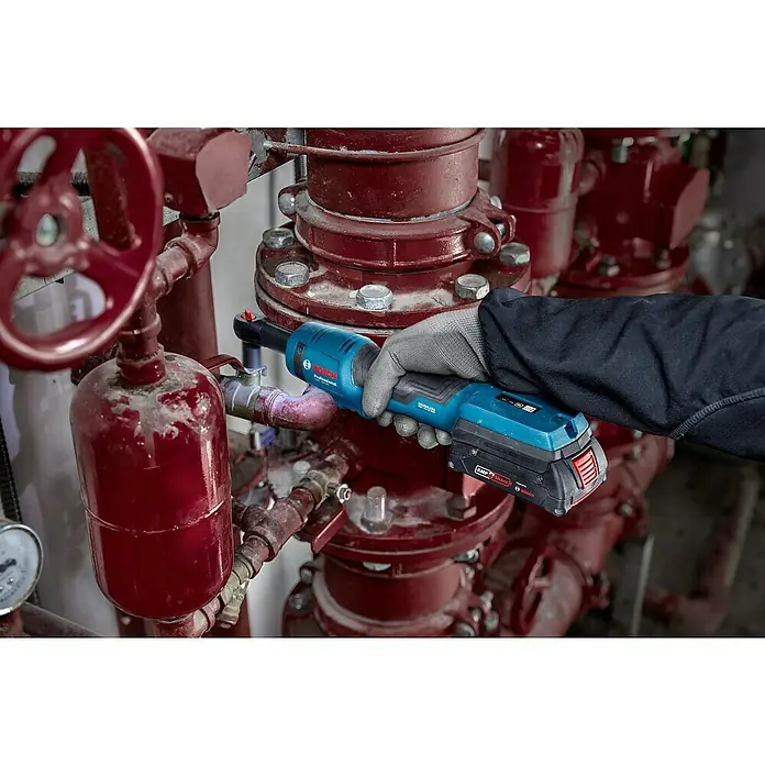 Bosch Professional AMPShare 18V Akku-Ratschenschrauber - 18 V, Ohne Akku, ⅜″ Vierkant - Nahaufnahme eines Bosch Akku-Ratschenschraubers in Aktion, ideal für Profis. Präzise, kraftvoll & zuverlässig für enge Bauräume.