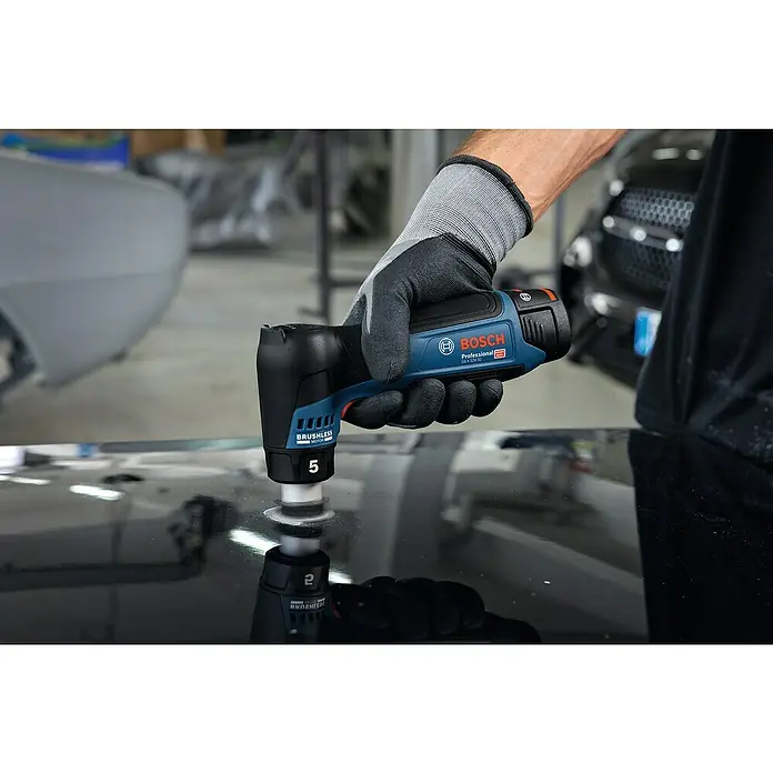Bosch Professional Akku-Exzenterschleifer GEX 12V-32 - 12 V, Ohne Akku, Durchmesser Schleifteller: 32 mm - Der Bosch Professional GEX 12V-10 Akku-Exzenterschleifer wird auf einer glänzenden Oberfläche verwendet, um kleine Unregelmäßigkeiten auszubessern.