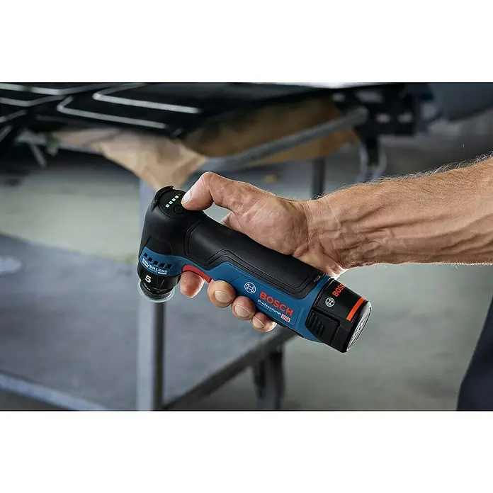 Bosch Professional Akku-Exzenterschleifer GEX 12V-32 - 12 V, Ohne Akku, Durchmesser Schleifteller: 32 mm - Nahaufnahme eines Bosch GOP 12V-28 Akku-Multifunktionswerkzeugs, das von einer Hand gehalten wird, mit Betonung auf seinem bürstenlosen Motor.