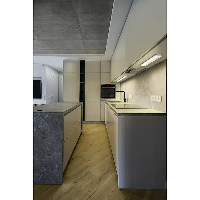 Osram LED-Unterbauleuchte Linear - L x B x H: 35,7 x 6 x 2,4 cm, Lichtfarbe: Tageslichtweiß, 220 V - 240 V, Weiß - Moderne Küche mit Kücheninsel und stilvollen Marmorarbeitsplatten. Die Küchenschränke sind in einem hellen Farbton gehalten.