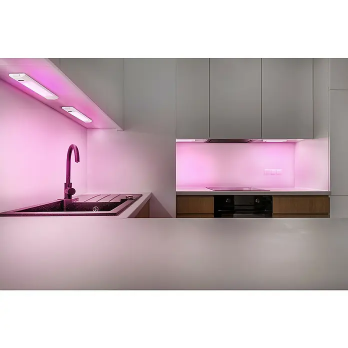 Osram LED-Unterbauleuchte Linear - L x B x H: 30 x 4,9 x 1,8 cm, Lichtfarbe: Warmweiß, 220 V - 240 V - Küchenspüle mit pinkfarbener Beleuchtung. Das moderne Design umfasst graue Schränke und stilvolle Leuchten für eine angenehme Atmosphäre.
