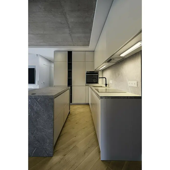 Osram LED-Unterbauleuchte Linear - L x B x H: 55,7 x 6 x 2,4 cm, Lichtfarbe: Tageslichtweiß, 220 V - 240 V, Weiß - Küchenaufnahme mit stilvollem Marmor, weißen Schränken und Holzboden für eine moderne und elegante Atmosphäre.