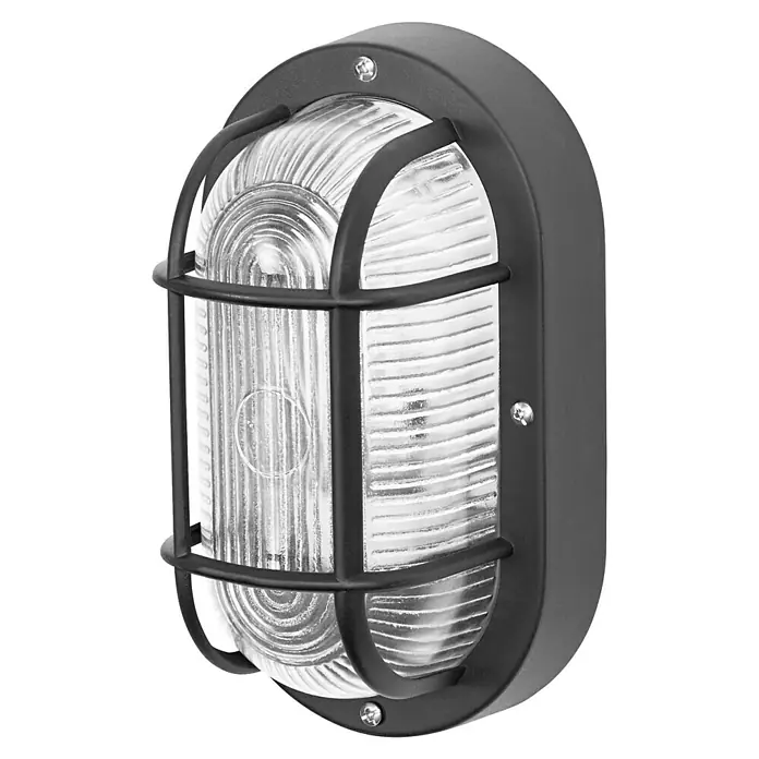 Osram Wand- & Deckenleuchte Bulkhead Essential - L x B x H: 9,8 x 11 x 20,7 cm, Schwarz, E27 - Nahaufnahme einer ovalen, schwarzen Industrielampe mit Schutzgitter und geriffeltem Glas. Ideal für robuste Außenbeleuchtung.