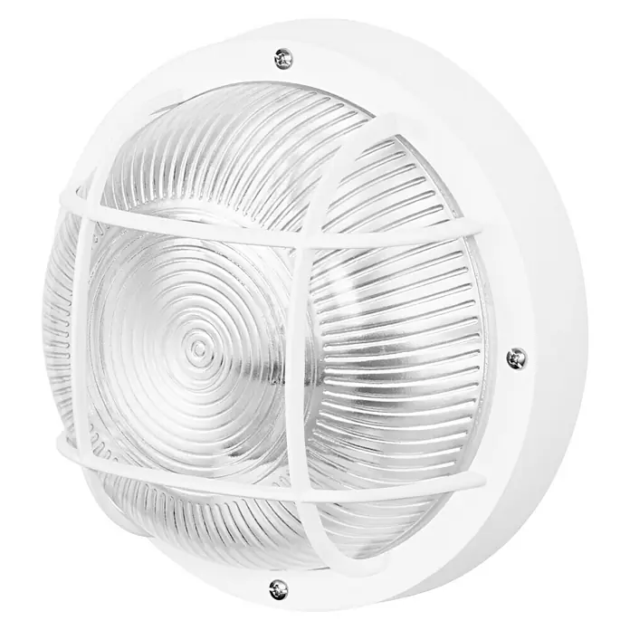 Osram Wand- & Deckenleuchte Bulkhead Essential - Weiß, 19 x 9,8 cm, E27 - Nahaufnahme einer runden, weißen Schiffslampe mit einem schützenden Gitter und einem klaren, gerippten Glasdiffusor.