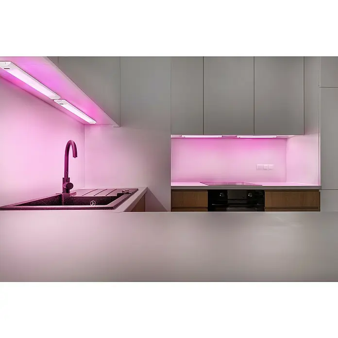 Osram LED-Unterbauleuchte Linear - L x B x H: 50 x 4,9 x 1,8 cm, Lichtfarbe: Warmweiß, 220 V - 240 V - Küchenspüle mit Armatur und LED-Unterbauleuchten, die eine moderne Atmosphäre mit pinkfarbenem Licht schaffen. Das elegante Design der Küche wird hervorgehoben.