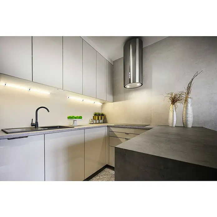 Osram LED-Unterbauleuchte Linear - L x B x H: 35 x 3,6 x 1,8 cm, Lichtfarbe: Tageslichtweiß, 220 V - 240 V - Helle Küche mit modernen weißen Schränken, einer schwarzen Spüle und einer eleganten Dunstabzugshaube aus Edelstahl für eine stilvolle Raumatmosphäre.