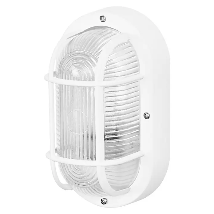 Osram Wand- & Deckenleuchte Bulkhead Essential - L x B x H: 9,8 x 11 x 20,7 cm, Weiß, E27 - Diese Nahaufnahme zeigt eine ovale, weiße Wandleuchte mit geriffelter Glasabdeckung und schützendem Gitter, befestigt mit Schrauben.