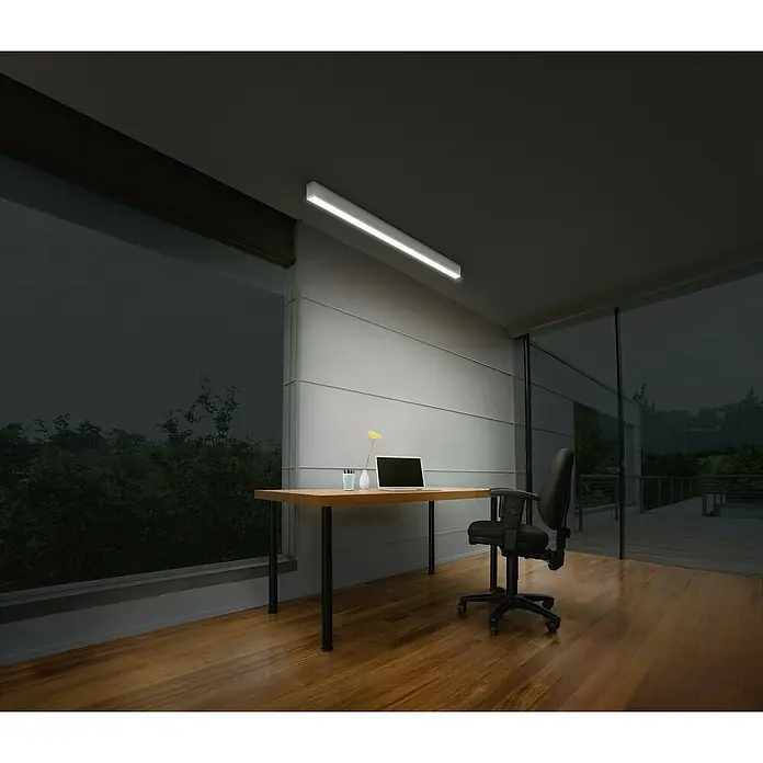 Osram LED-Deckenleuchte Office Line - 30 W, L x B x H: 112,6 x 4,1 x 7 cm, Weiß, Kaltweiß - Schreibtisch mit Laptop, Glas und Blume unter einer hellen Büroleuchte. Ideal für Homeoffice oder Büro.