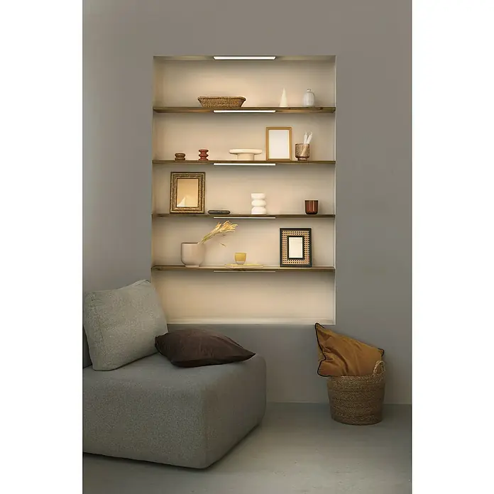 Osram LED-Unterbauleuchte - L x B x H: 30 x 10 x 0,8 cm, Lichtfarbe: Tageslichtweiß, 220 V - 240 V - Regal mit Dekoration und Beleuchtung. Das Regal hat Holzbretter mit Objekten wie Schalen, Vasen, Bilderrahmen, Kerzen und Gläsern. Das Regal wird von Leuchten beleuchtet.