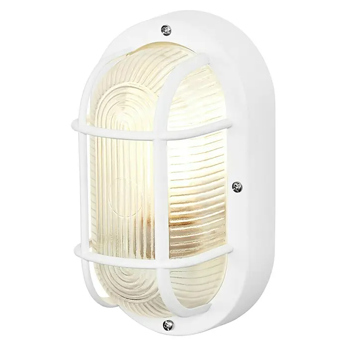 Osram Wand- & Deckenleuchte Bulkhead Essential - L x B x H: 9,8 x 11 x 20,7 cm, Weiß, E27 - Nahaufnahme einer weißen, ovalen Schiffslampe mit einem Gitter über dem geriffelten Glas, befestigt mit Schrauben.