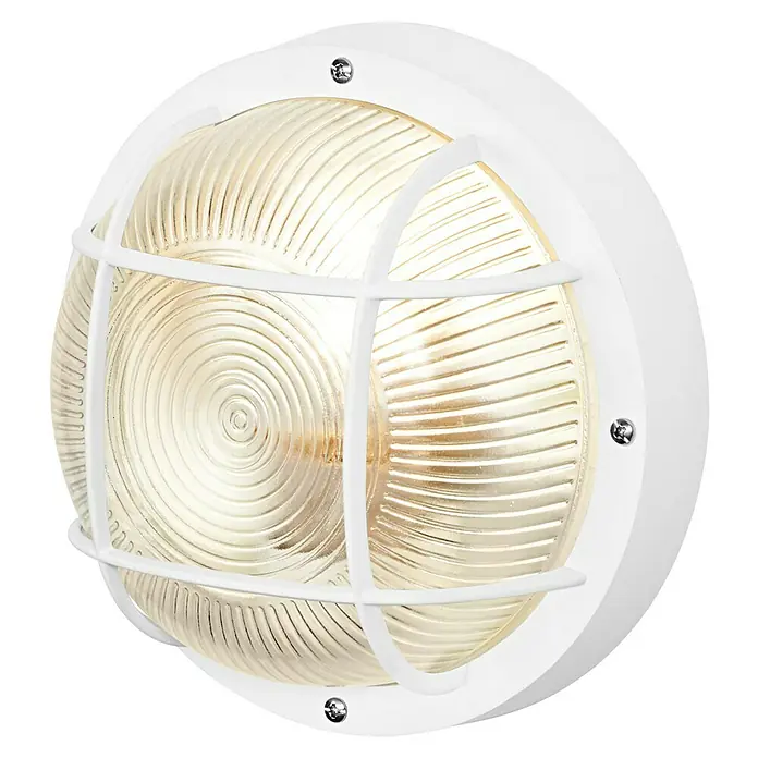 Osram Wand- & Deckenleuchte Bulkhead Essential - Weiß, 19 x 9,8 cm, E27 - Nahaufnahme einer runden, weißen Außenleuchte mit einem Schutzgitter und einem gelblichen Glasdiffusor.