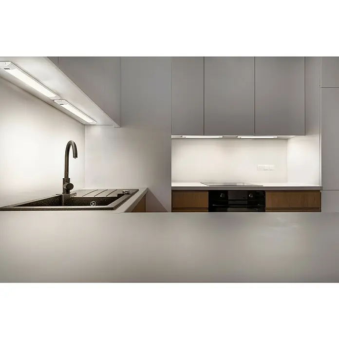Osram LED-Unterbauleuchte Linear - L x B x H: 50 x 4,9 x 1,8 cm, Lichtfarbe: Tageslichtweiß, 220 V - 240 V - Helle Küche mit stilvoller Spüle und modernen Schränken. Die Beleuchtung unterstreicht das elegante Design der Kücheneinrichtung.