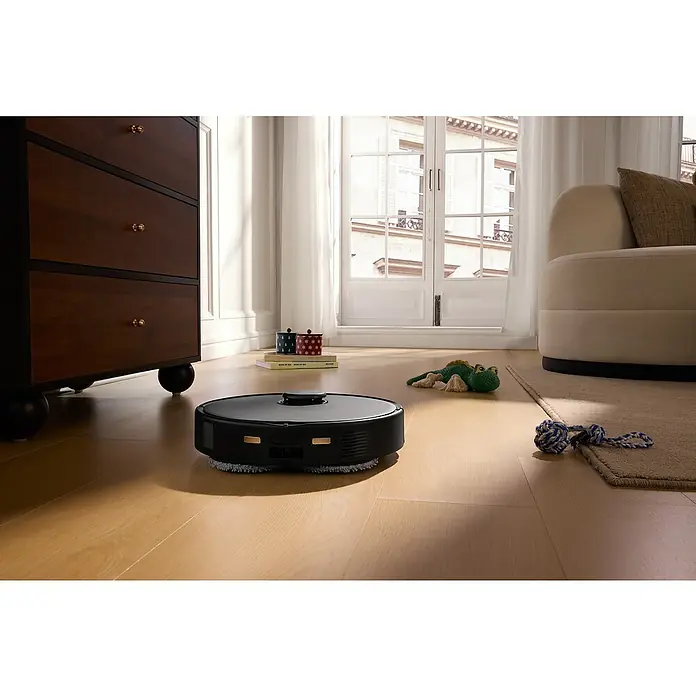 Roborock Saugwischroboter Qrevo Edge 5V1 Black - Saugkraft: 18.500 Pa, Akkulaufzeit: 180 min, Fassungsvermögen Roboter: 325 ml, Schwarz - Intelligenter Staubsaugerroboter bei der Reinigung eines Wohnzimmers mit Holzboden, Möbeln und natürlichem Licht.