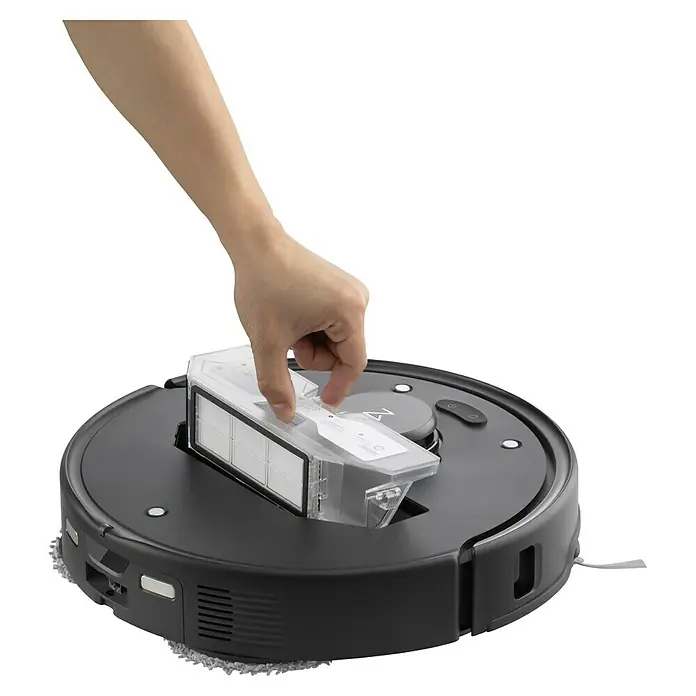 Roborock Saugwischroboter Qrevo Edge 5V1 Black - Saugkraft: 18.500 Pa, Akkulaufzeit: 180 min, Fassungsvermögen Roboter: 325 ml, Schwarz - Ein Roboterstaubsauger mit einer Hand, die den Staubbehälter entfernt. Er ist schlank und modern, ideal für die Reinigung.
