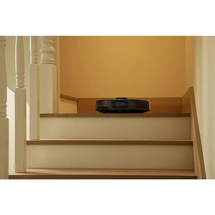 Roborock Saugwischroboter Qrevo Edge 5V1 Black - Saugkraft: 18.500 Pa, Akkulaufzeit: 180 min, Fassungsvermögen Roboter: 325 ml, Schwarz - Der smarte Staubsauger-Roboter ist auf einer Treppe zu sehen. Er ist ein modernes Gerät, das das Reinigen erleichtert.\n