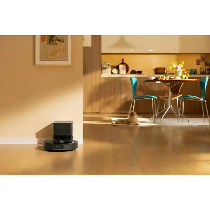 Roborock Saugwischroboter Q10 VF+ Black - Saugkraft: 10.000 Pa, Akkulaufzeit: 240 min, Fassungsvermögen Roboter: 350 ml, Schwarz - Ein schlanker, schwarzer Roboterstaubsauger mit Ladestation steht auf einem glänzenden Holzboden in einem stilvollen Wohnraum.