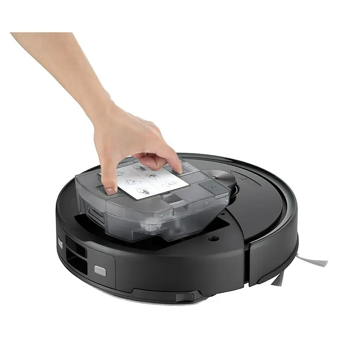 Roborock Saugwischroboter Q10 VF+ Black - Saugkraft: 10.000 Pa, Akkulaufzeit: 240 min, Fassungsvermögen Roboter: 350 ml, Schwarz - Nahaufnahme eines schwarzen Saugroboters mit einer Hand, die den Wassertank einsetzt.