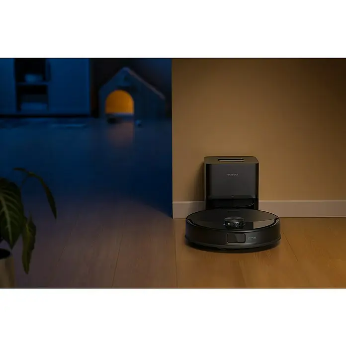 Roborock Saugwischroboter Q10 VF+ Black - Saugkraft: 10.000 Pa, Akkulaufzeit: 240 min, Fassungsvermögen Roboter: 350 ml, Schwarz - Ein Roborock Saugroboter mit Absaugstation steht auf einem Holzboden vor einer beigen Wand. Das Gerät ist elegant und modern designt.