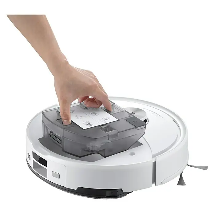 Roborock Saugwischroboter Q10 VF+ White - Saugkraft: 10.000 Pa, Akkulaufzeit: 240 min, Fassungsvermögen Roboter: 350 ml, Weiß - Hände setzen einen Wasserbehälter in einen weißen Ecovacs-Saugroboter ein.