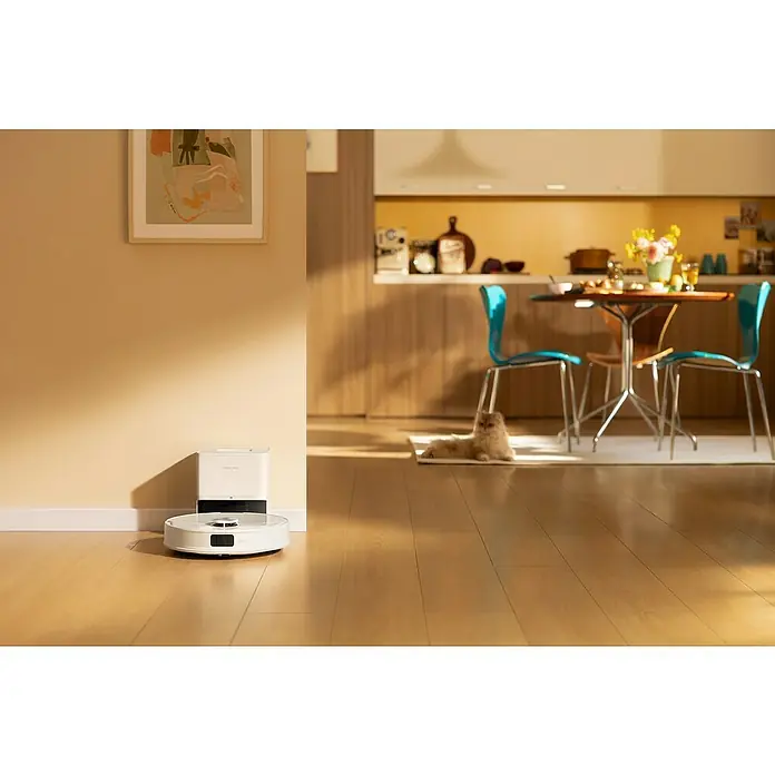 Roborock Saugwischroboter Q10 VF+ White - Saugkraft: 10.000 Pa, Akkulaufzeit: 240 min, Fassungsvermögen Roboter: 350 ml, Weiß - Ein Roboterstaubsauger und seine Ladestation stehen auf einem Holzboden in der Nähe einer Katze.