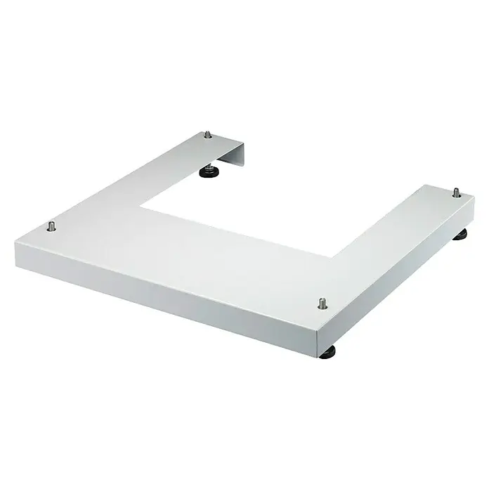 Aufputz-Verteiler Rittal Flatbox Sockel - 600 x 50 mm - Nahaufnahme des silbernen Waschmaschinensockels mit seinen Schrauben und Füßen, der für Stabilität und erhöhten Komfort sorgt.
