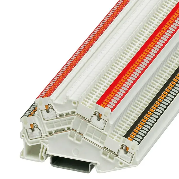 Phoenix Contact Doppelstockklemme PTTBS 1,5/S WH/U-BK/O-RD 3214662 - Weiß - Nahaufnahme von Reihenklemmen auf einer Hutschiene. Die Klemmen sind weiß mit farbigen Markierungen und Metallelementen.