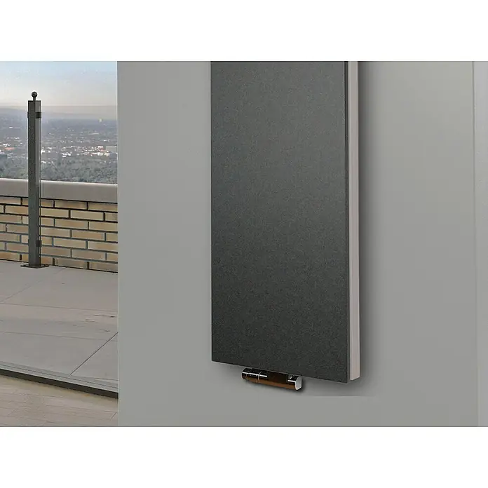 Badheizkörper Manhattan - B x H: 470 x 1.800 mm, Moonstone, 2 x Halter 50mm, Nennleistung: 1.964 W - Nahaufnahme eines stilvollen, an der Wand montierten Heizkörpers in dunkler Optik. Das moderne Designelement mit seinen schlanken Linien wertet jeden Raum auf.