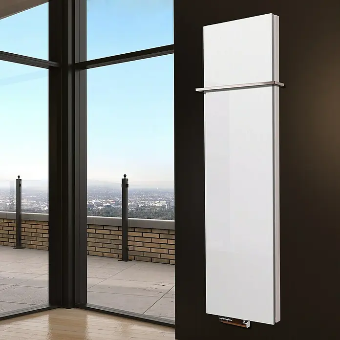 Badheizkörper Manhattan - B x H: 470 x 1.800 mm, Weiß, 1 x Halter 15mm, Nennleistung: 1.964 W - Ein modernes, weißes Heizpaneel mit Handtuchhalter hängt an einer dunklen Wand in einem stilvollen Raum.