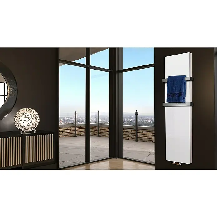 Badheizkörper Manhattan - B x H: 470 x 1.800 mm, Weiß, 2 x Halter 50mm, Nennleistung: 1.964 W - Das Bild zeigt einen weißen Handtuchwärmer mit blauem Handtuch in einem eleganten Badezimmer mit moderner Einrichtung und großem Fenster.