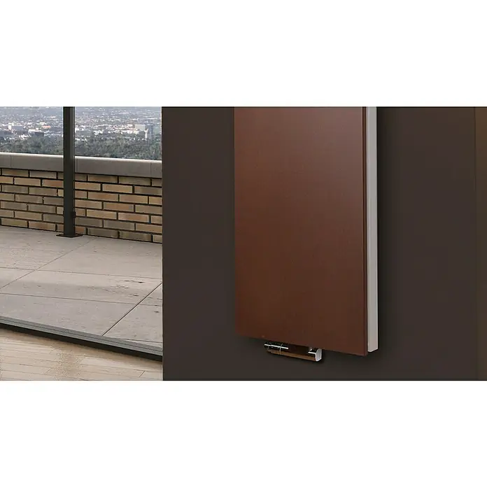 Badheizkörper Manhattan - B x H: 470 x 1.800 mm, Braun, 1 x Halter 15mm, Nennleistung: 1.964 W - Nahaufnahme eines eleganten, braunen Heizkörpers an der Wand, der Design und Funktionalität vereint.\n