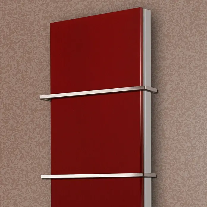 Badheizkörper Manhattan - B x H: 470 x 1.800 mm, Rot, 2 x Halter 15mm, Nennleistung: 1.964 W - Roter Handtuchwärmer mit zwei silbernen Handtuchhaltern an einer strukturierten Wand.