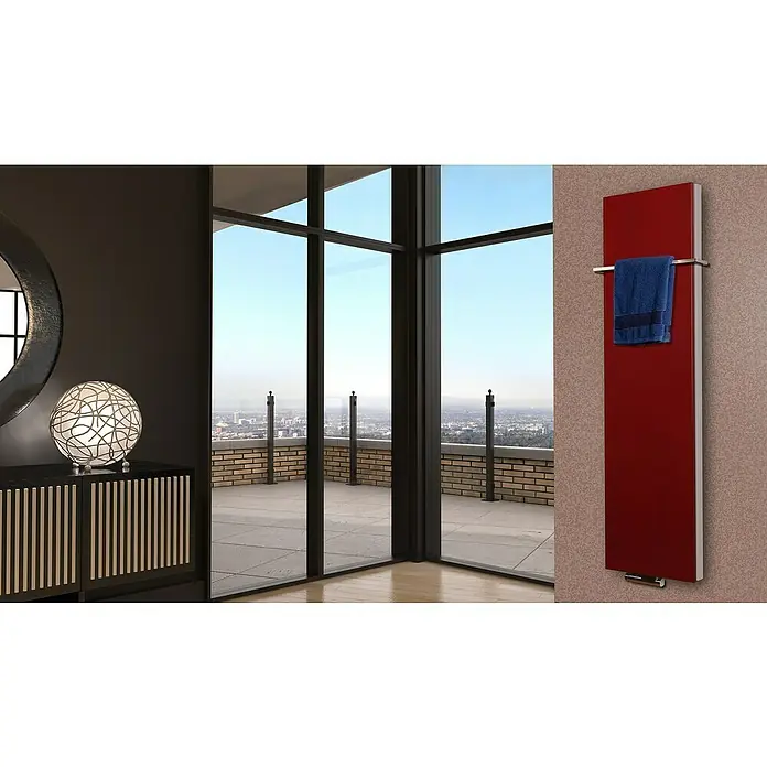 Badheizkörper Manhattan - B x H: 470 x 1.800 mm, Rot, 1 x Halter 15mm, Nennleistung: 1.964 W - Ein modernes Badezimmer mit einem roten Handtuchwärmer, der ein blaues Handtuch hält.