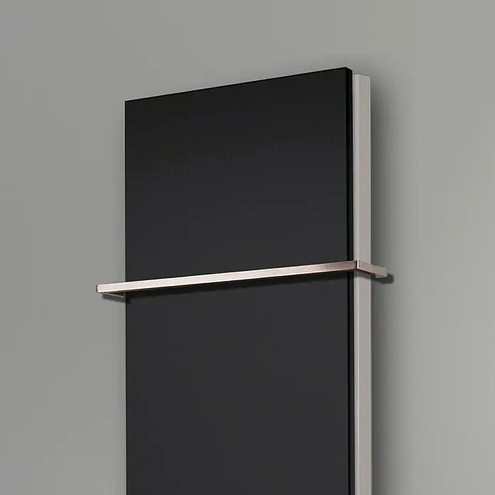 Badheizkörper Manhattan - B x H: 470 x 1.800 mm, Schwarz, 2 x Halter 15mm, Nennleistung: 1.964 W - Handtuchwärmer mit modernem, rechteckigem Design und integriertem Handtuchhalter für ein stilvolles Badezimmer.