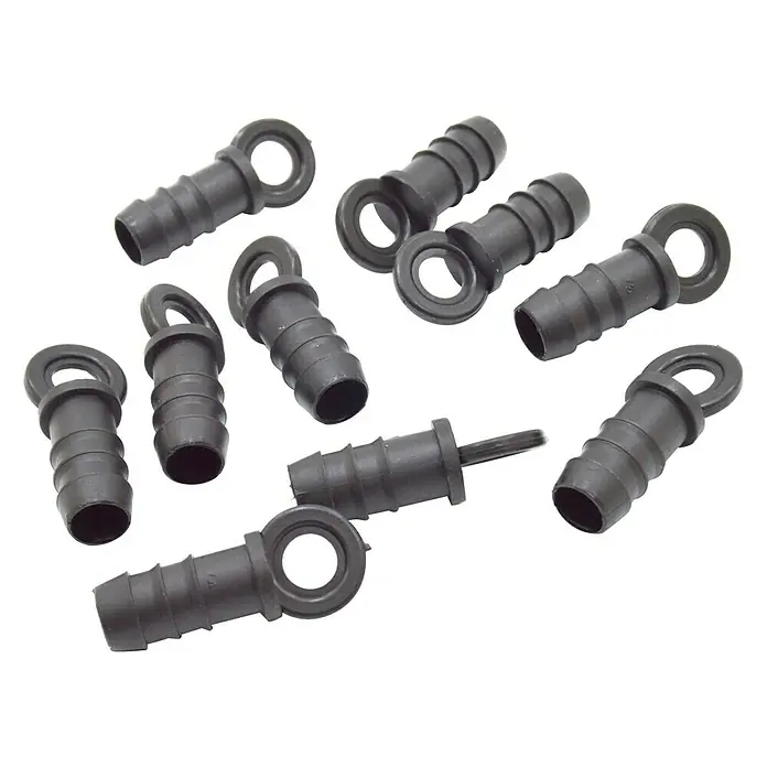 Tapón final Goteo - 16 mm, 10 ud. - Primer plano de un grupo de accesorios de manguera con ojales de riego dispuestos sobre una superficie blanca.
