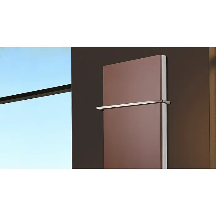 Badheizkörper Manhattan - B x H: 470 x 1.200 mm, Braun, Mit Halter 15mm, Nennleistung: 1.458 W - Ein modernes, rosafarbenes Heizpaneel mit einem eleganten, horizontalen Handtuchhalter an einer dunklen Wand.