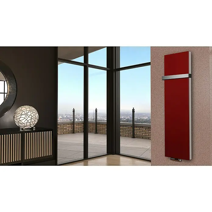 Badheizkörper Manhattan - B x H: 470 x 1.800 mm, Rot, 1 x Halter 50mm, Nennleistung: 1.964 W - Roter Heizkörper vor einer Wand, der ein modernes, luxuriöses Ambiente ausstrahlt und für Wärme und Stil sorgt.