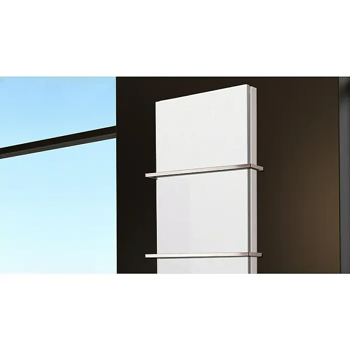 Badheizkörper Manhattan - B x H: 470 x 1.800 mm, Weiß, 2 x Halter 15mm, Nennleistung: 1.964 W - Das Bild zeigt einen modernen, weißen Heizkörper mit minimalistischen Handtuchhaltern an einer Wand, neben einem Fenster.