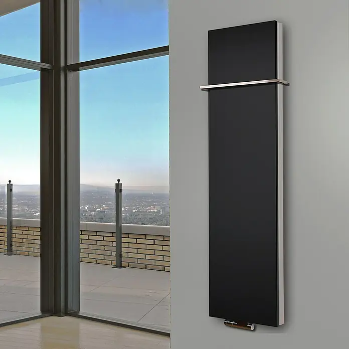 Badheizkörper Manhattan - B x H: 470 x 1.800 mm, Schwarz, 1 x Halter 15mm, Nennleistung: 1.964 W - Moderner, schwarzer Heizkörper mit Handtuchhalter, ideal für ein stilvolles Badezimmer. Elegantes Design für wohlige Wärme.
