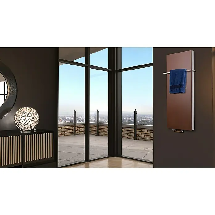 Badheizkörper Manhattan - B x H: 470 x 1.200 mm, Braun, Mit Halter 15mm, Nennleistung: 1.458 W - Modernes Bad mit einem braunen Heizkörper mit Handtuchhalter und einem blauen Handtuch, neben einem Fenster mit Stadtblick.