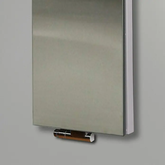 Badheizkörper Manhattan - B x H: 470 x 1.200 mm, Edelstahl, Mit Halter 15mm, Nennleistung: 1.458 W - Nahaufnahme eines modernen, rechteckigen Heizkörpers in Silber, der an einer grauen Wand befestigt ist und ein minimalistisches Design aufweist.