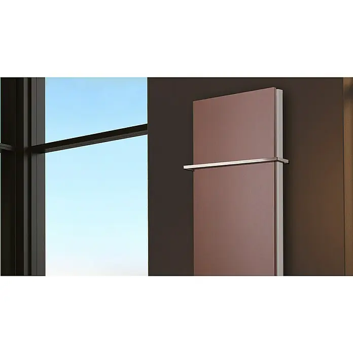 Badheizkörper Manhattan - B x H: 470 x 1.800 mm, Braun, 1 x Halter 15mm, Nennleistung: 1.964 W - Detailaufnahme eines modernen Heizkörpers in Kupferoptik mit Handtuchhalter vor einem Fenster, das einen blauen Himmel zeigt.