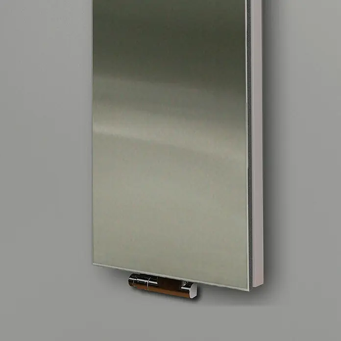 Badheizkörper Manhattan - B x H: 470 x 1.800 mm, Edelstahl, 2 x Halter 50mm, Nennleistung: 1.964 W - Nahaufnahme eines modernen, an der Wand montierten Paneelheizkörpers mit eleganter Edelstahloptik und einem minimalistischen Design.