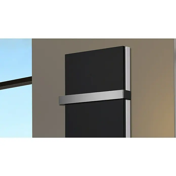 Badheizkörper Manhattan - B x H: 470 x 1.200 mm, Schwarz, Mit Halter 50mm, Nennleistung: 1.458 W - Nahaufnahme eines modernen, schwarzen Heizkörpers mit einem horizontalen, silberfarbenen Handtuchhalter an einer Wand.