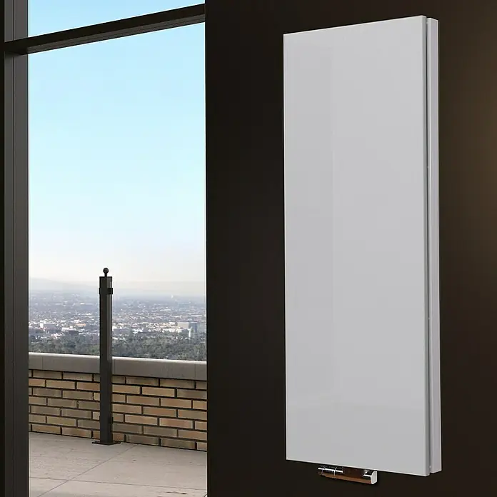 Badheizkörper Manhattan - B x H: 470 x 1.200 mm, Weiß, Ohne Handtuchhalter, Nennleistung: 1.458 W - Elegantes, weißes Heizpaneel an dunkler Wand, das moderne Design und Funktionalität vereint. Blick auf die Skyline.