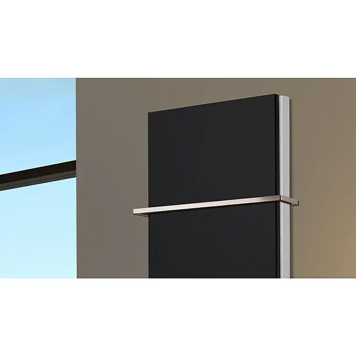 Badheizkörper Manhattan - B x H: 470 x 1.200 mm, Schwarz, Mit Halter 15mm, Nennleistung: 1.458 W - Nahaufnahme eines modernen schwarzen Heizkörpers mit silbernen Akzenten an einer beigen Wand. Das Heizgerät besticht durch sein minimalistisches Design.