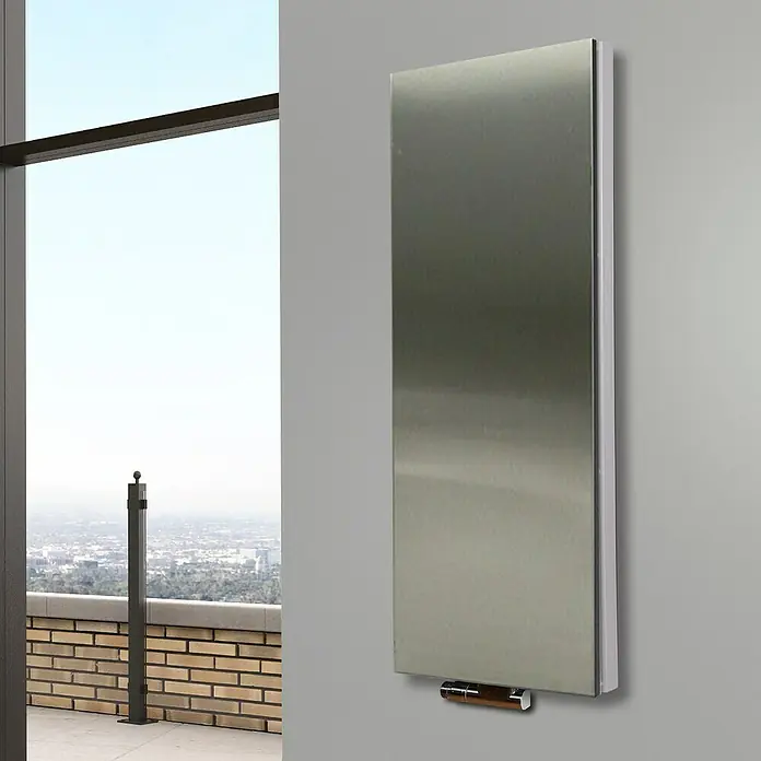 Badheizkörper Manhattan - B x H: 470 x 1.200 mm, Edelstahl, Ohne Handtuchhalter, Nennleistung: 1.458 W - Ein schlanker, silberner Heizkörper hängt an einer grauen Wand und bietet effiziente Wärme mit modernem Design.